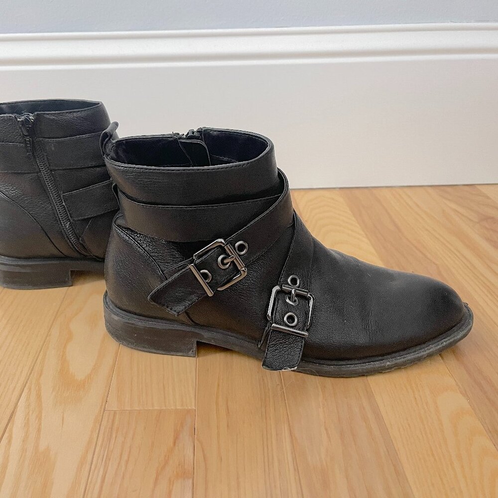Bleeker and Bond Women's Black Leather Kelsey Booties - 7.5